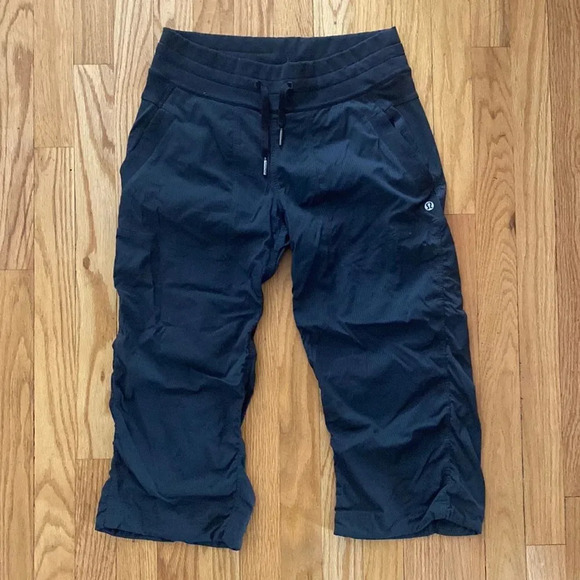 Lululemon sz 6 Studio Crop Coal (black) for yoga excellent pre owned condition - Picture 1 of 14